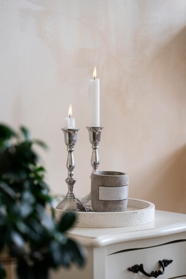 defocused-plant-with-lit-candles